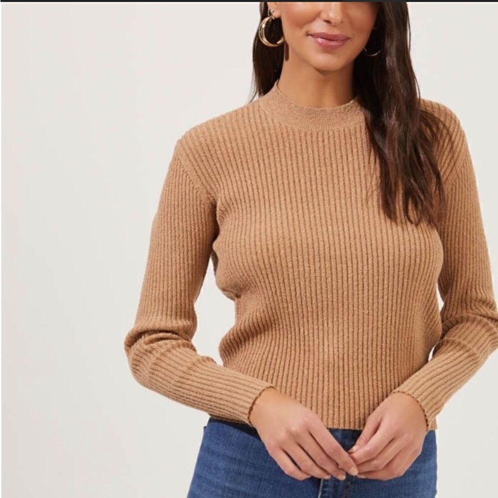 ASTR Prescott Sweater crisscross cropped Sweater in tan. Size Small